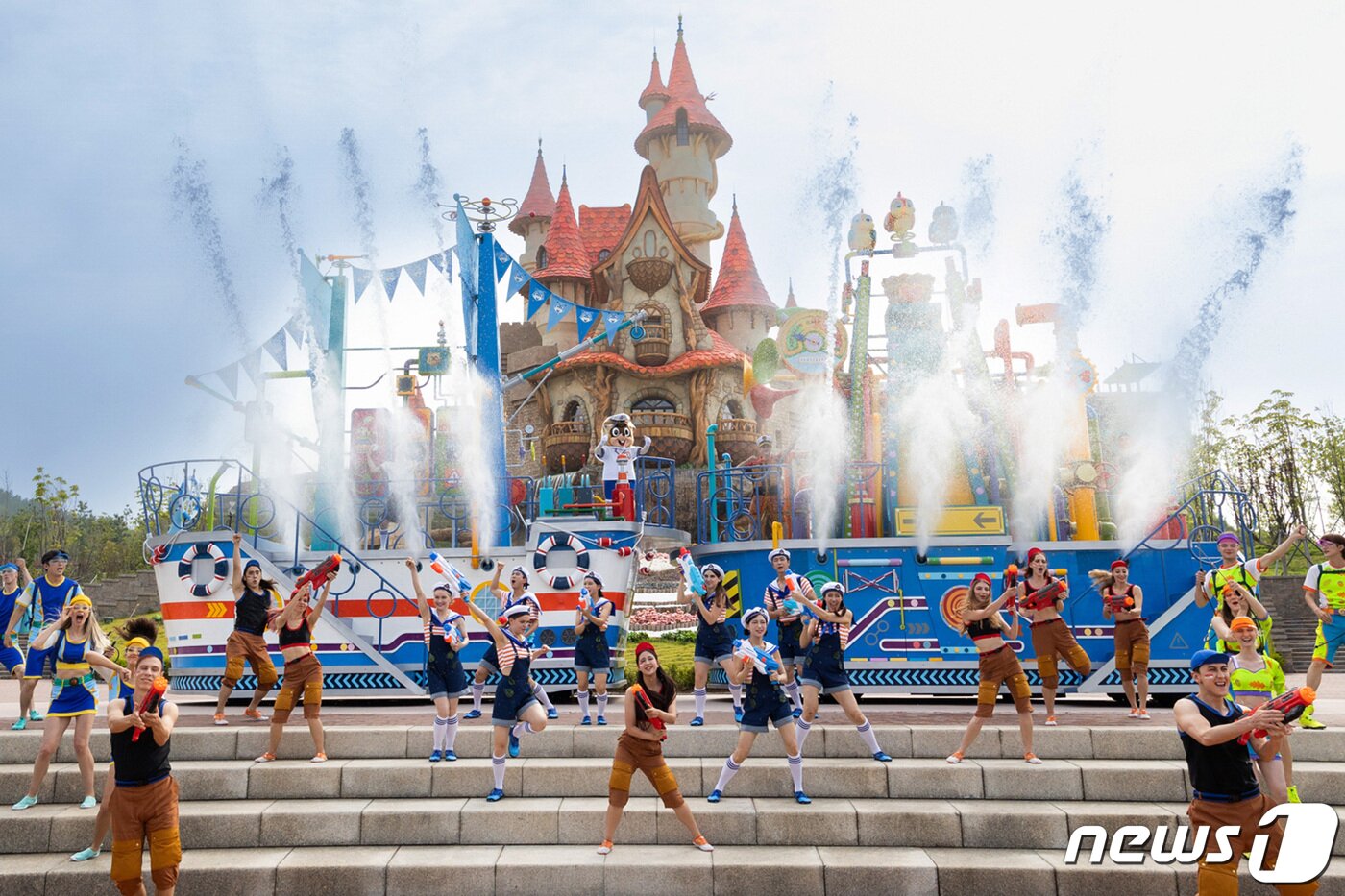본문 이미지 - 롯데월드 어드벤처 부산 쿨링 퍼레이드 공연 모습.(김해롯데워터파크 제공)