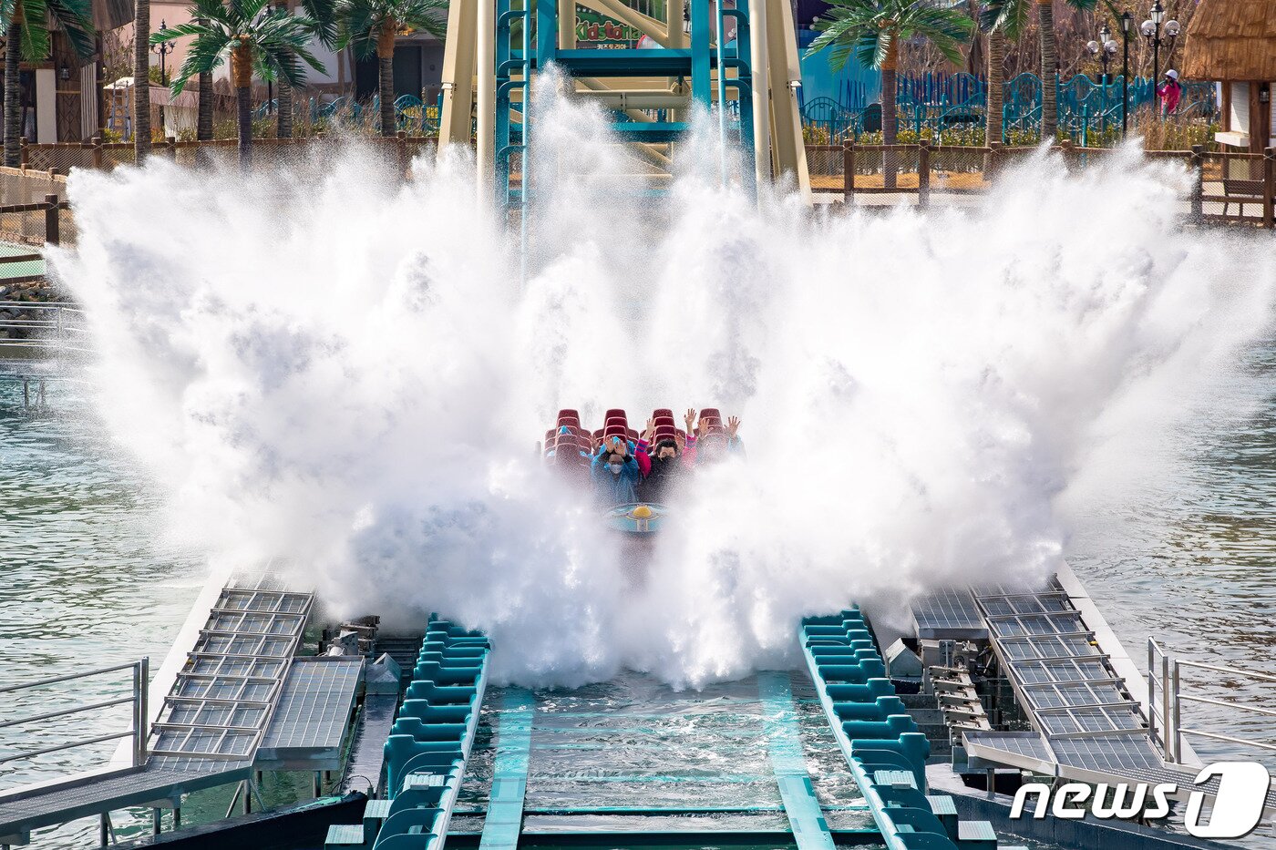 본문 이미지 - 롯데월드 어드벤처 부산 자이언트 스플래쉬.(김해롯데워터파크 제공)
