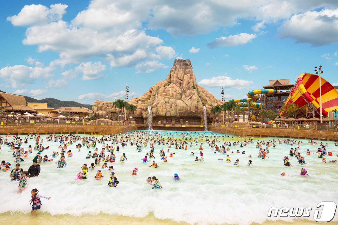 본문 이미지 - 김해롯데워터파크 자이언트 웨이브 전경.(김해롯데워터파크 제공)