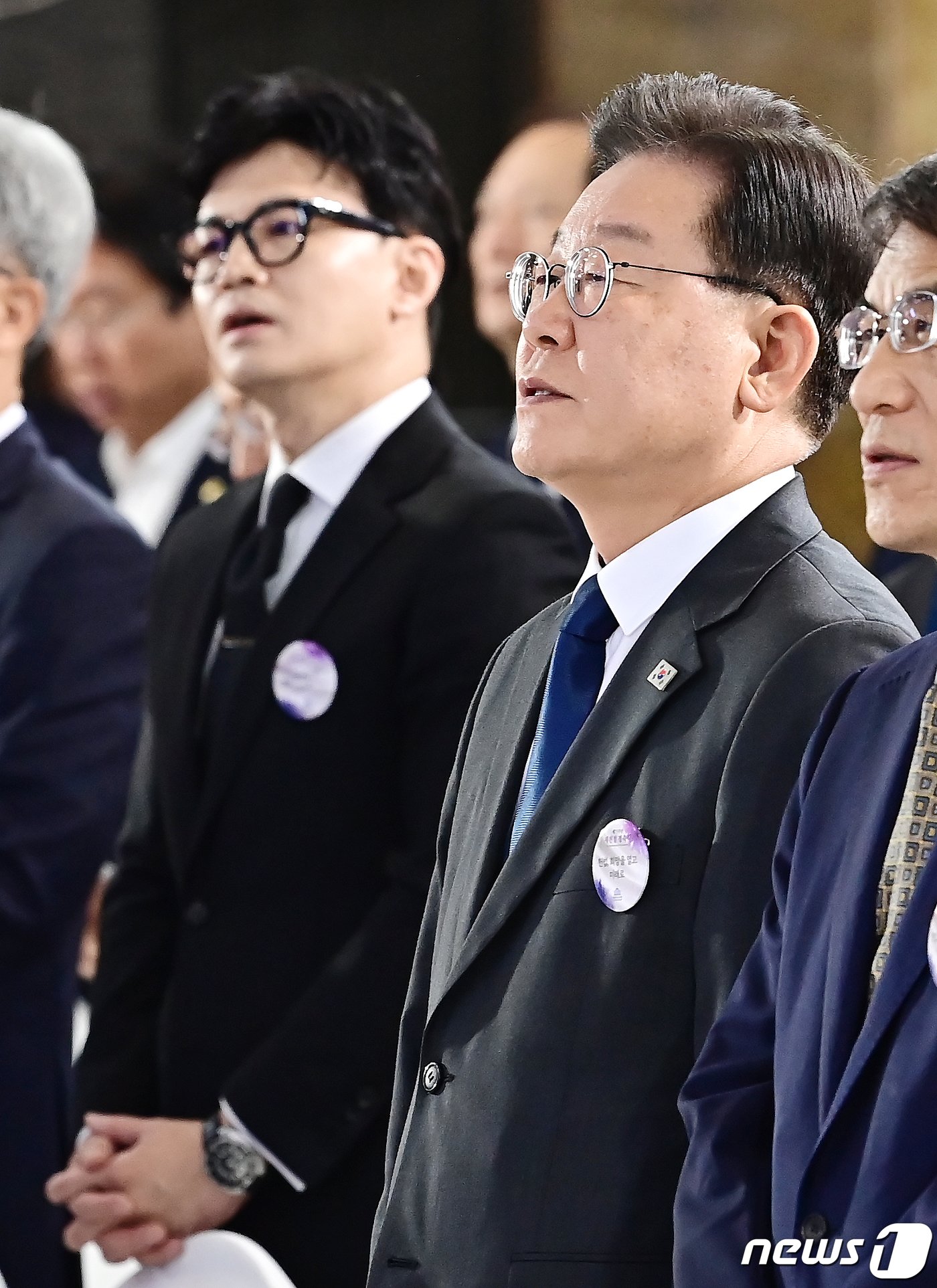 이재명 더불어민주당 대표와 한동훈 법무부장관이 17일 오전 서울 여의도 국회에서 열린 제75주년 제헌절 경축식에 제헌절 노래를 제창하고 있다. &#40;공동취재&#41; 2023.7.17/뉴스1 ⓒ News1 황기선 기자