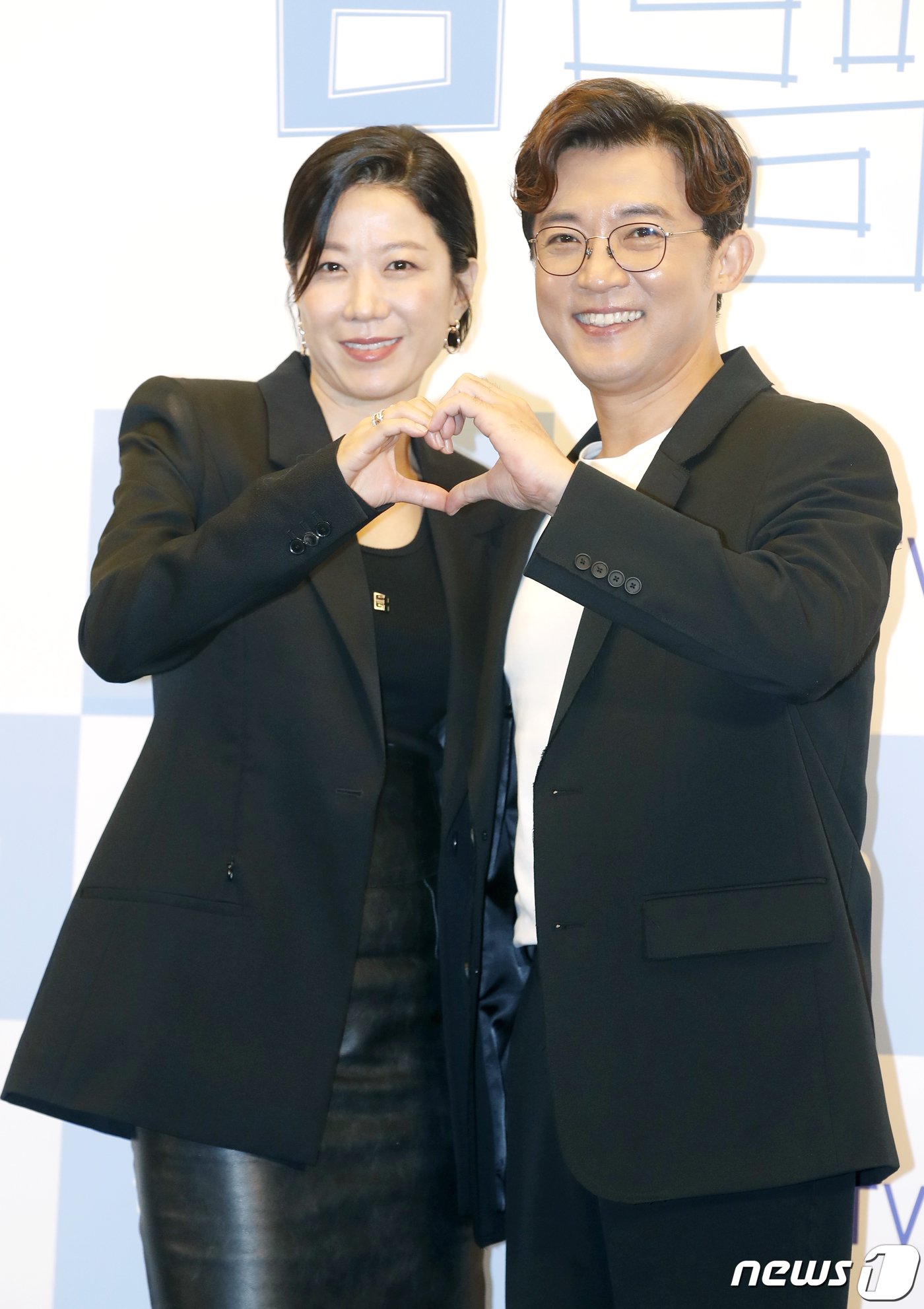 본문 이미지 - 배우 전혜진과 안재욱&#40;오른쪽&#41;이 17일 서울 마포구 스탠포드호텔코리아에서 열린 지니 TV 오리지널 &#39;남남&#39; 제작발표회에서 포즈를 취하고 있다. &#39;남남&#39;은 철부지 엄마와 쿨한 딸의 남남 같은 대환장 한 집 살이와 그녀들의 썸과 사랑을 그린 드라마다. 2023.7.17/뉴스1 ⓒ News1 권현진 기자