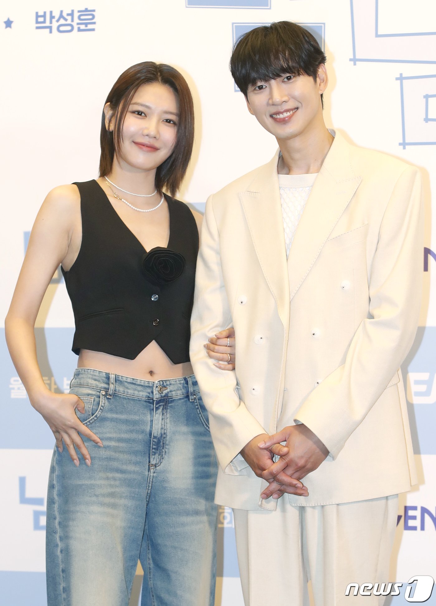 본문 이미지 - 배우 최수영과 박성훈&#40;오른쪽&#41;이 17일 서울 마포구 스탠포드호텔코리아에서 열린 지니 TV 오리지널 &#39;남남&#39; 제작발표회에서 포즈를 취하고 있다. &#39;남남&#39;은 철부지 엄마와 쿨한 딸의 남남 같은 대환장 한 집 살이와 그녀들의 썸과 사랑을 그린 드라마다. 2023.7.17/뉴스1 ⓒ News1 권현진 기자