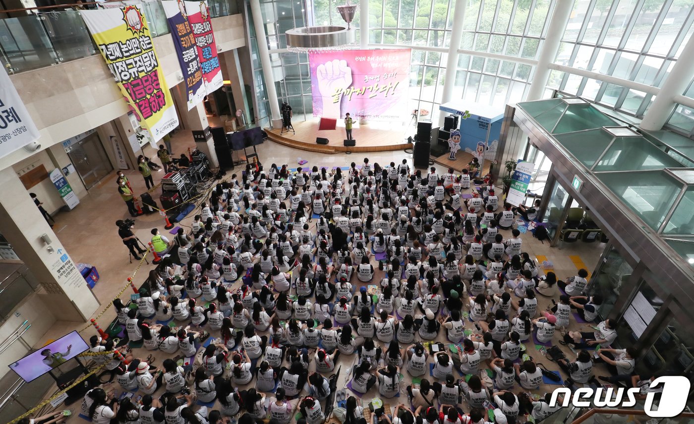 보건의료노조 부산지역본부 부산대병원지부 조합원들이 부산 서구 부산대병원 아트리움 로비에서 총파업 대회를 하고 있다. 부산대병원 노조는 비정규직 직고용과 간호사 증원 등을 요구하며 독자 파업을 이어갔다. 2023.7.17/뉴스1 ⓒ News1 윤일지 기자