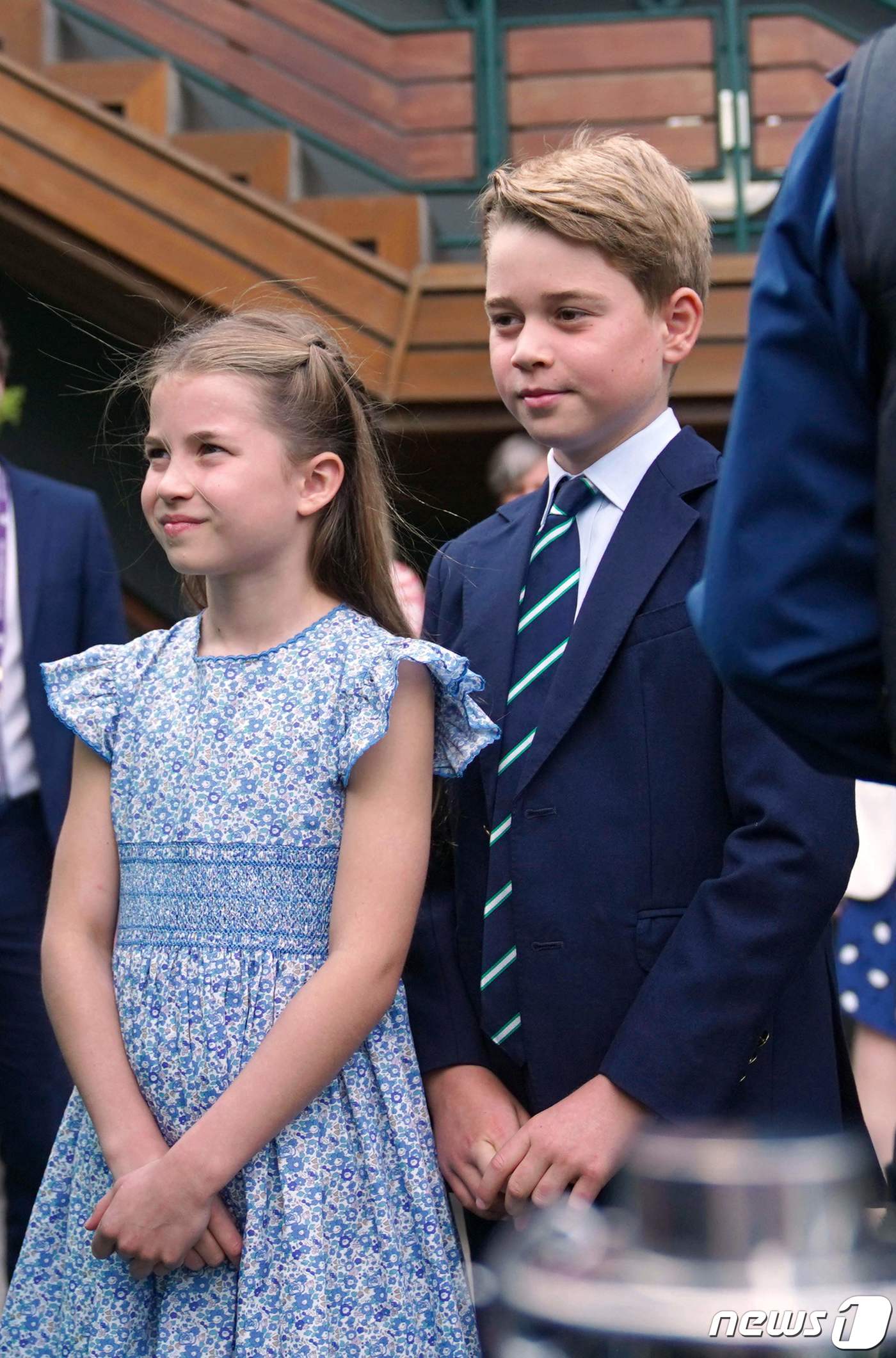 (런던 AFP=뉴스1) 우동명 기자 = 윌리엄 영국 왕세자의 자녀 조지 왕자와 샬럿 공주가 16일(현지시간) 런던의 올잉글랜드클럽에서 열린 윔블던 테니스 대회 남자 단식 결승전 스 …