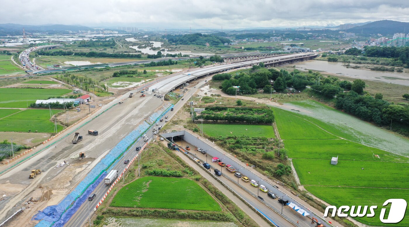 본문 이미지 - 미호천 제방 유실로 침수된 17일 오전 충북 청주시 궁평2지하차도에서 실종자 수색 및 배수작업이 진행되고 있다. 뒤로 보이는 미호천. 2023.7.17/뉴스1 ⓒ News1 구윤성 기자