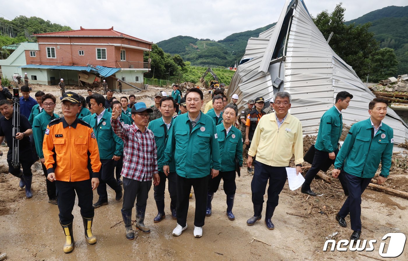 본문 이미지 - 윤석열 대통령이 17일 오전 집중호우로 산사태 피해를 입은 경북 예천군 벌방리를 찾아 피해 상황을 살펴보고 있다. 2023.7.17/뉴스1 ⓒ News1 공정식 기자