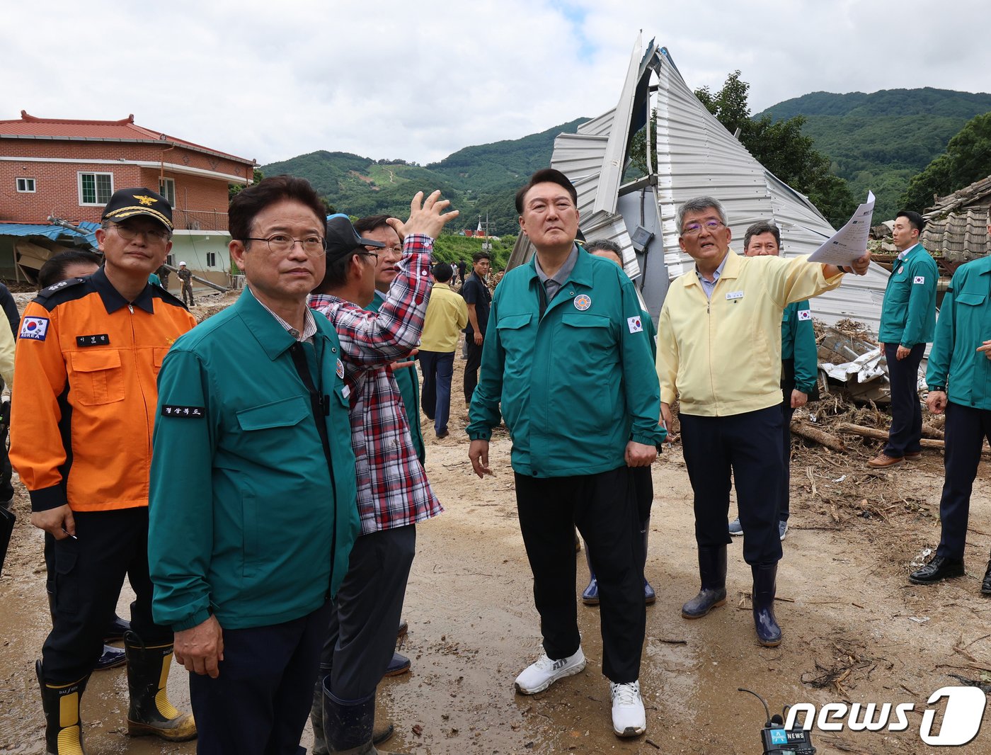 본문 이미지 - 윤석열 대통령이 17일 오전 집중호우로 산사태 피해를 입은 경북 예천군 벌방리를 방문, 이철우 경북도지사와 함께 피해 상황을 살펴보고 있다. 2023.7.17/뉴스1 ⓒ News1 공정식 기자