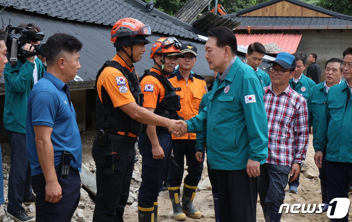 본문 이미지 - 윤석열 대통령이 17일 오전 집중호우로 산사태 피해를 입은 경북 예천군 벌방리를 찾아 피해 상황을 점검한 후 구조대원들을 격려하고 있다. 2023.7.17/뉴스1 ⓒ News1 공정식 기자