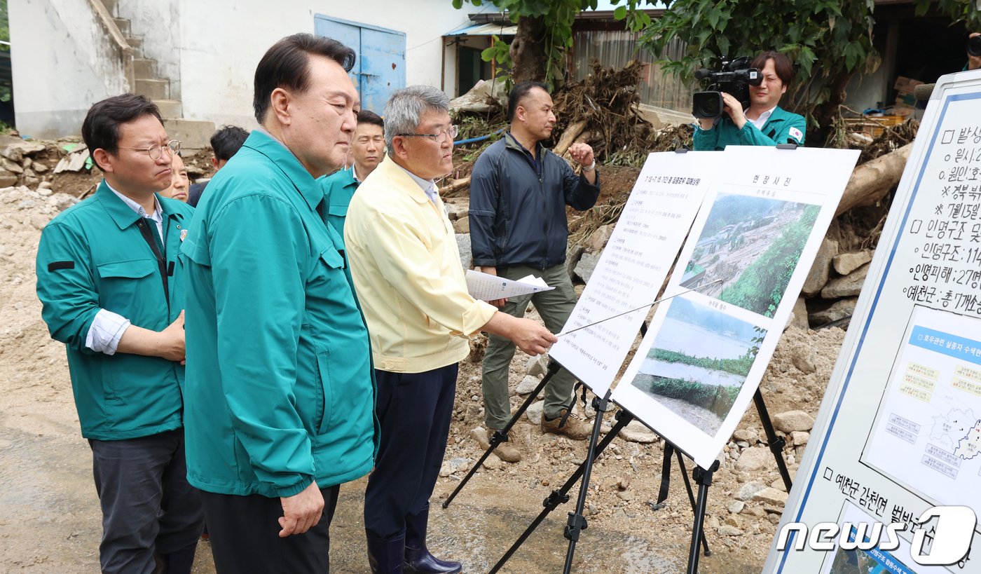 본문 이미지 - 윤석열 대통령이 17일 오전 집중호우로 산사태 피해를 입은 경북 예천군 벌방리를 찾아 피해 상황 브리핑을 듣고 있다. 2023.7.17/뉴스1 ⓒ News1 공정식 기자