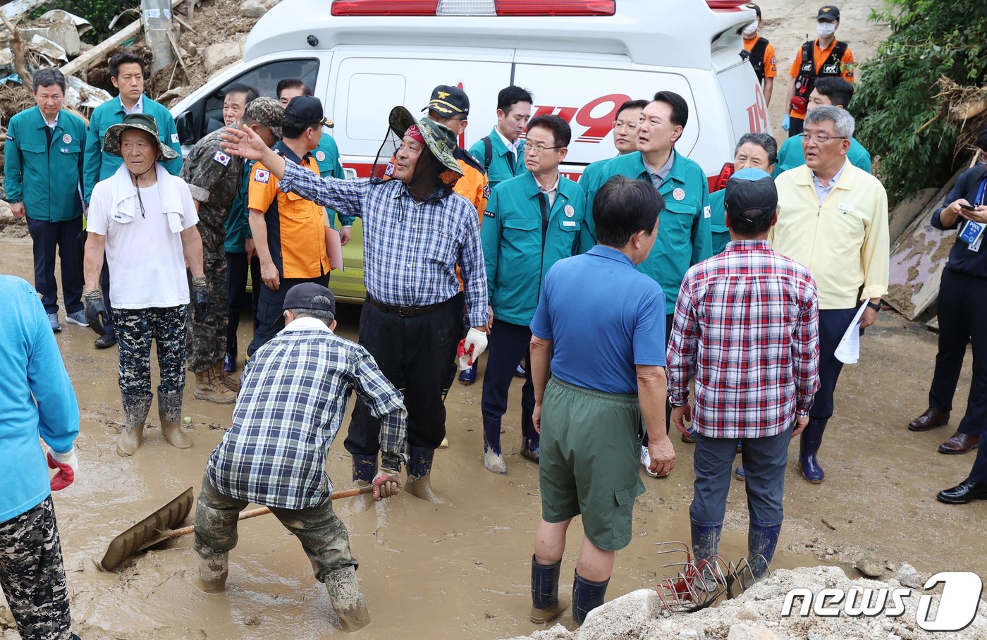 본문 이미지 - 윤석열 대통령이 17일 오전 집중호우로 산사태 피해를 입은 경북 예천군 벌방리를 찾아 피해 상황을 살펴보고 있다. 2023.7.17/뉴스1 ⓒ News1 공정식 기자