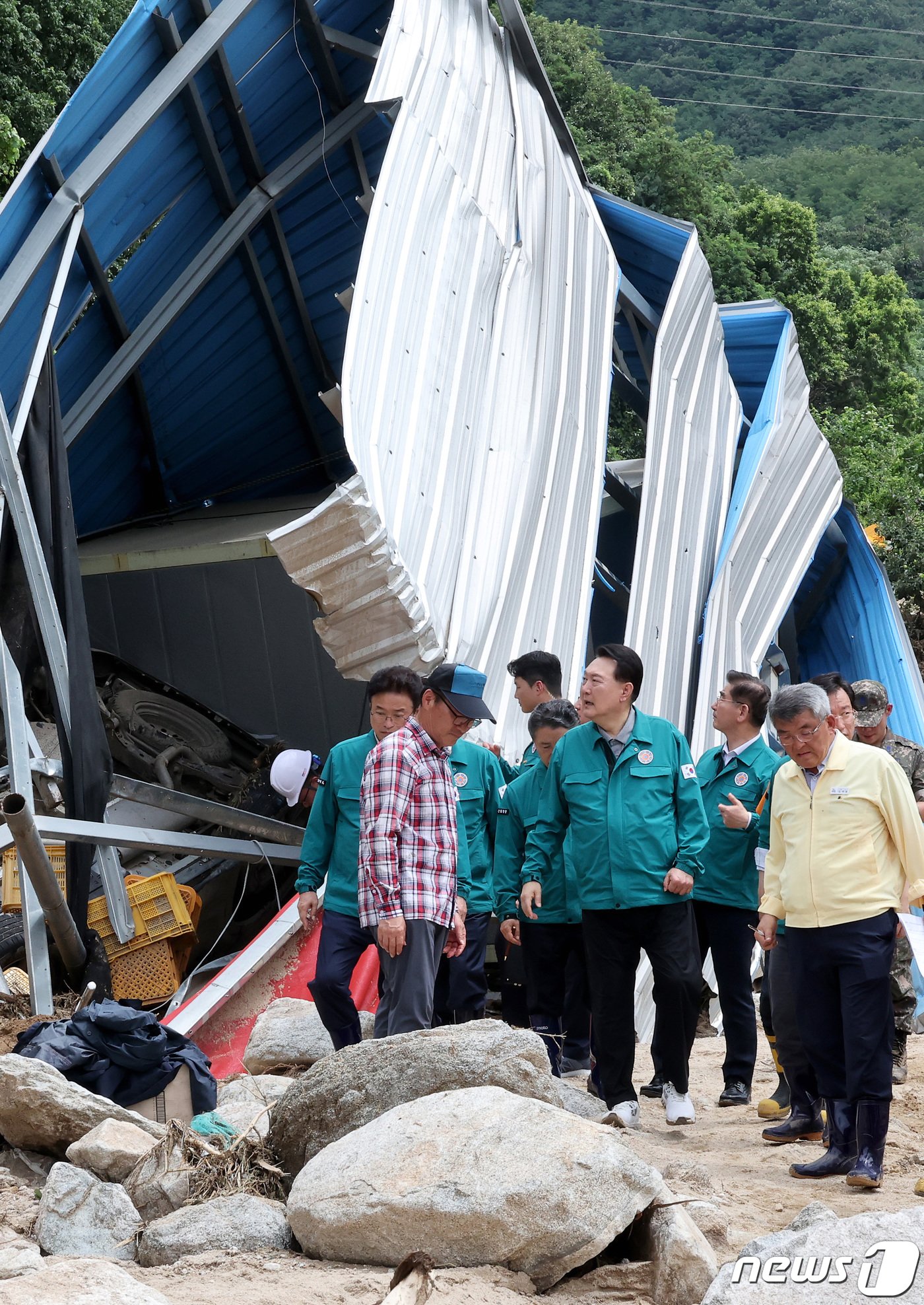 본문 이미지 - 윤석열 대통령이 17일 오전 집중호우로 산사태 피해를 입은 경북 예천군 감천면 벌방리를 찾아 피해 상황을 살펴보고 있다. 2023.7.17/뉴스1 ⓒ News1 공정식 기자