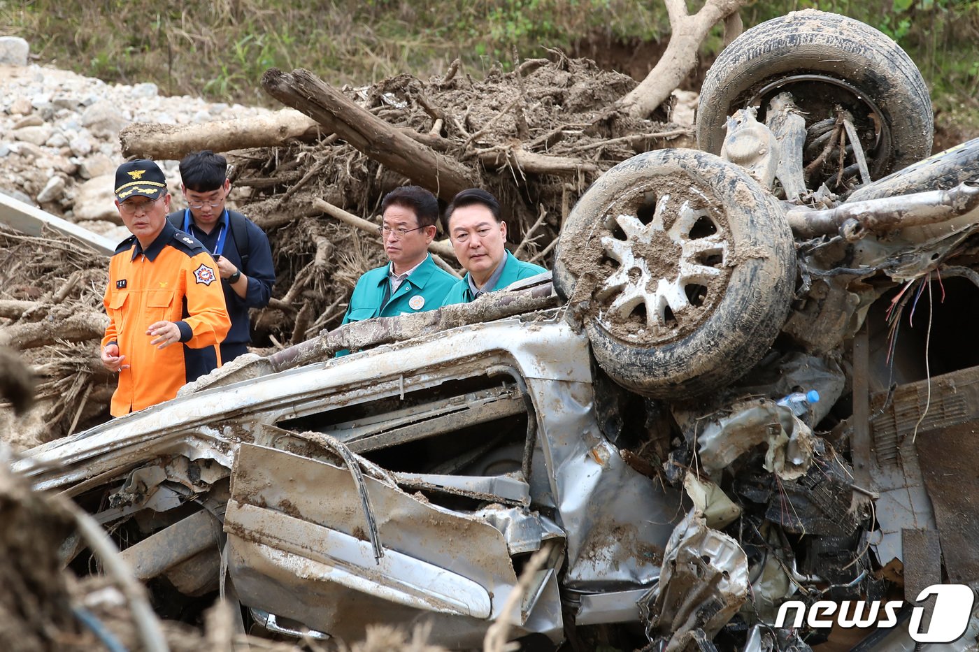본문 이미지 - 윤석열 대통령이 17일 오전 집중호우로 산사태 피해를 입은 경북 예천군 감천면 벌방리를 찾아 피해 상황을 살펴보고 있다. 2023.7.17/뉴스1 ⓒ News1 공정식 기자