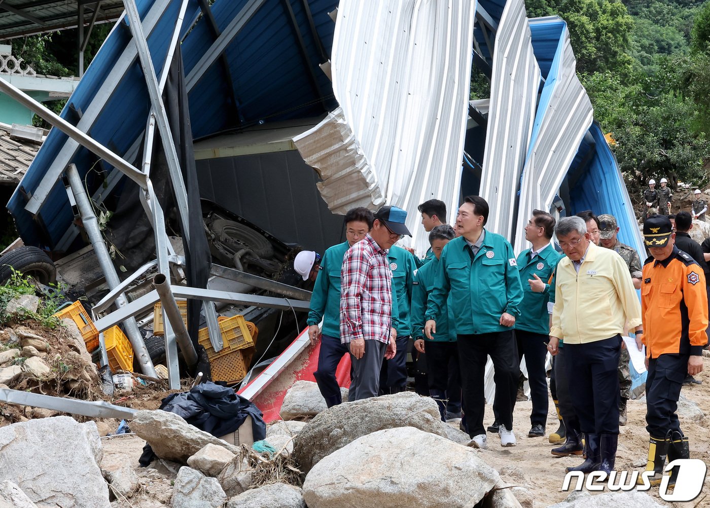 본문 이미지 - 윤석열 대통령이 17일 오전 집중호우로 산사태 피해를 입은 경북 예천군 감천면 벌방리를 찾아 피해 상황을 살펴보고 있다. 2023.7.17/뉴스1 ⓒ News1 공정식 기자