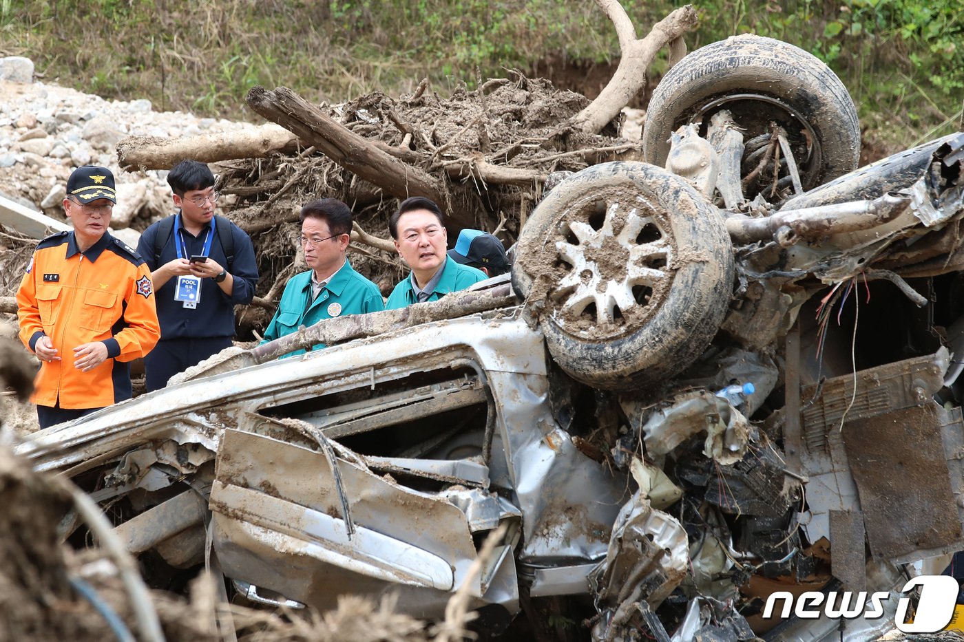 본문 이미지 - 윤석열 대통령이 17일 오전 집중호우로 산사태 피해를 입은 경북 예천군 감천면 벌방리를 찾아 피해 상황을 살펴보고 있다. 2023.7.17/뉴스1 ⓒ News1 공정식 기자