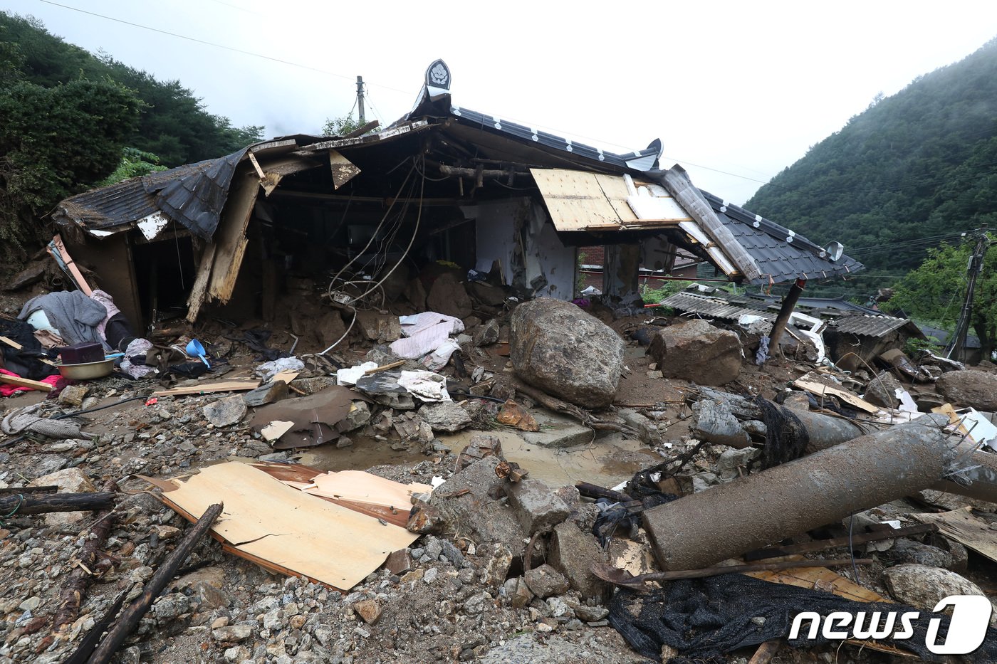 17일 오전 경북 영주시 풍기읍 삼가리 집중호우 피해지역에 주택이 처참하게 부서져 있다. 지난 15일 오전 7시30분쯤 인근 산에서 쏟아진 토사가 주택을 덮쳐 주민 2명이 숨지는 사고가 발생했다. 2023.7.17/뉴스1 ⓒ News1 공정식 기자