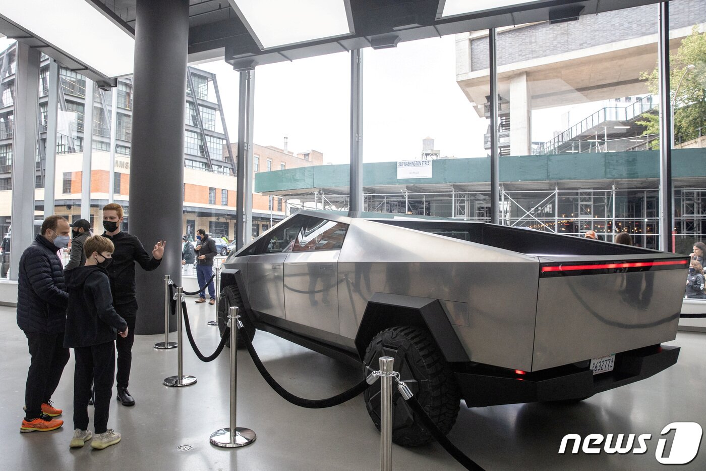 본문 이미지 - 테슬라가 2년여의 연기 끝에 결국 테슬라 사이버트럭을 선보였다. 테슬라 사이버트럭이 맨해튼 전시장에 선을 보이고 있다. ⓒ 로이터=뉴스1 ⓒ News1 박형기 기자