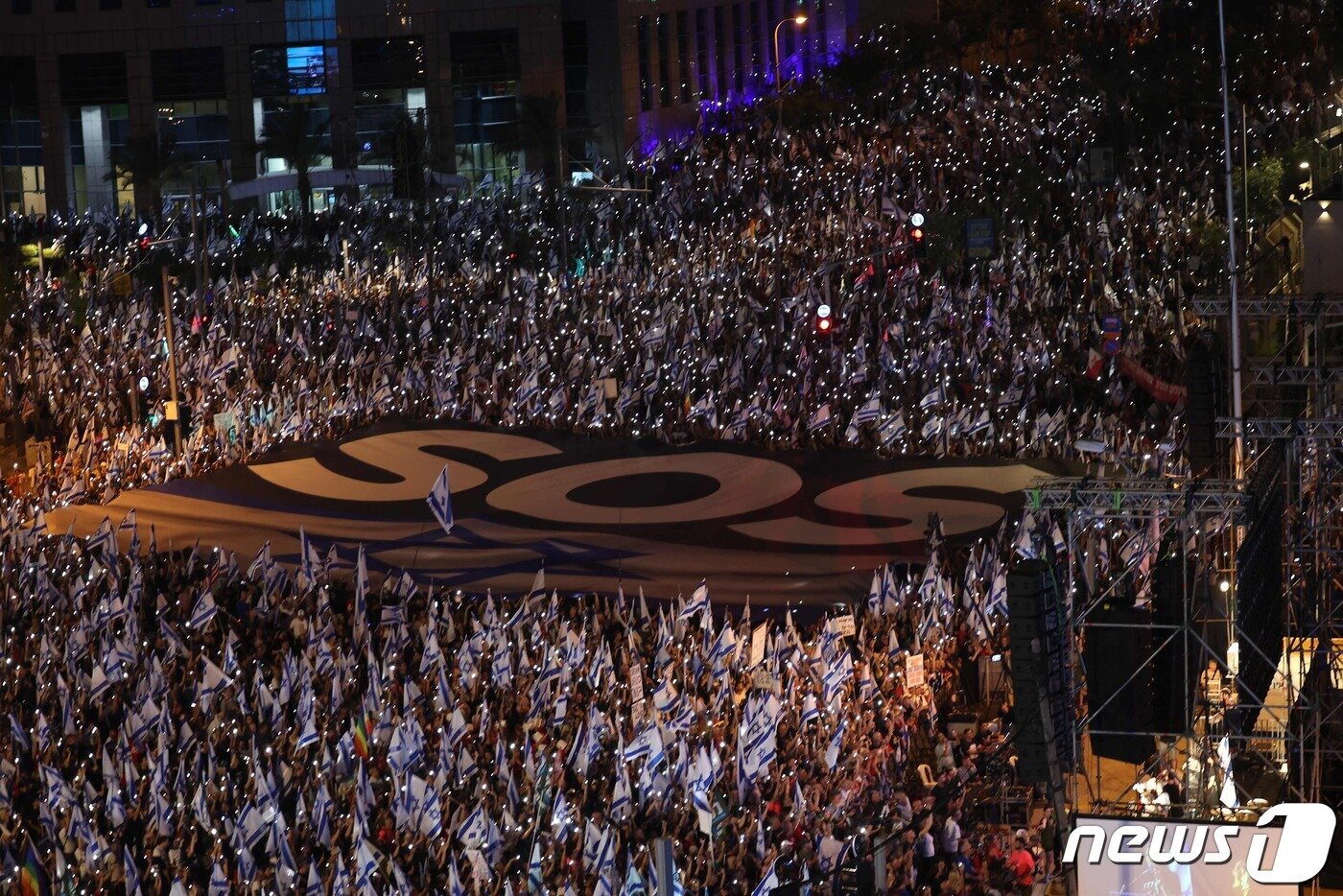 본문 이미지 - 이스라엘 텔 아비브에서 15일(현지시간) 정부의 사법개혁안을 반대하는 시위대가 이스라엘 국기 흔들고 있다. 2023.07.17 ⓒ AFP=뉴스1 ⓒ News1 정지윤 기자