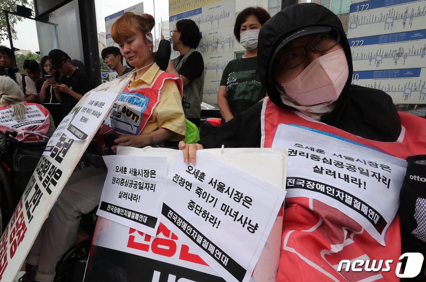 본문 이미지 - 전국장애인차별철폐연대(전장연) 회원들이 17일 오후 서울 종로구 혜화동로터리 버스 정류장에서 전장연 탄압 중단을 촉구하고 있다. 2023.7.17/뉴스1 ⓒ News1 김진환 기자