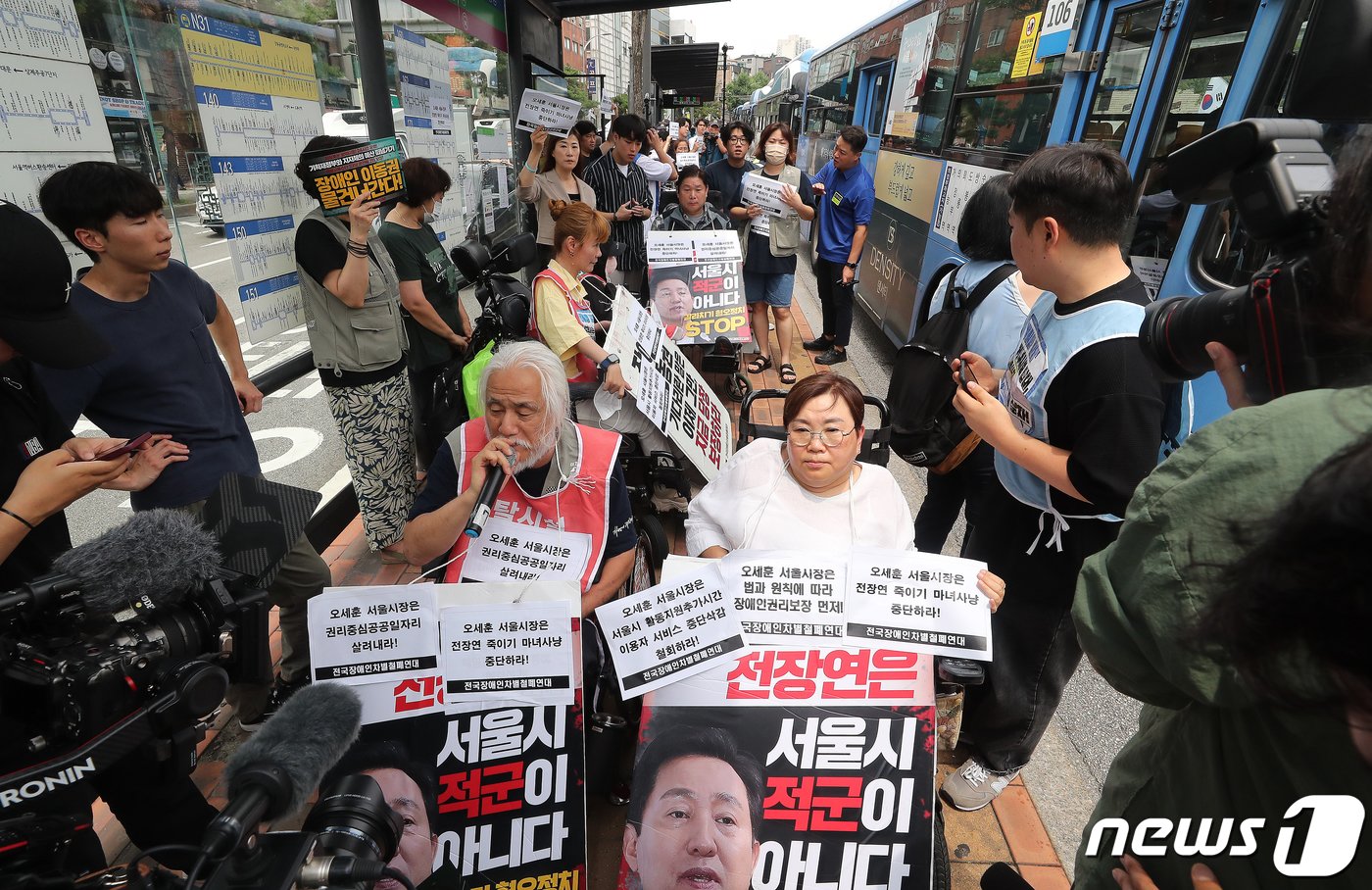 본문 이미지 - 박경석 전국장애인차별철폐연대(전장연) 상임 공동대표가 17일 오후 서울 종로구 혜화동로터리 버스 정류장에서 발언하고 있다. 2023.7.17/뉴스1 ⓒ News1 김진환 기자