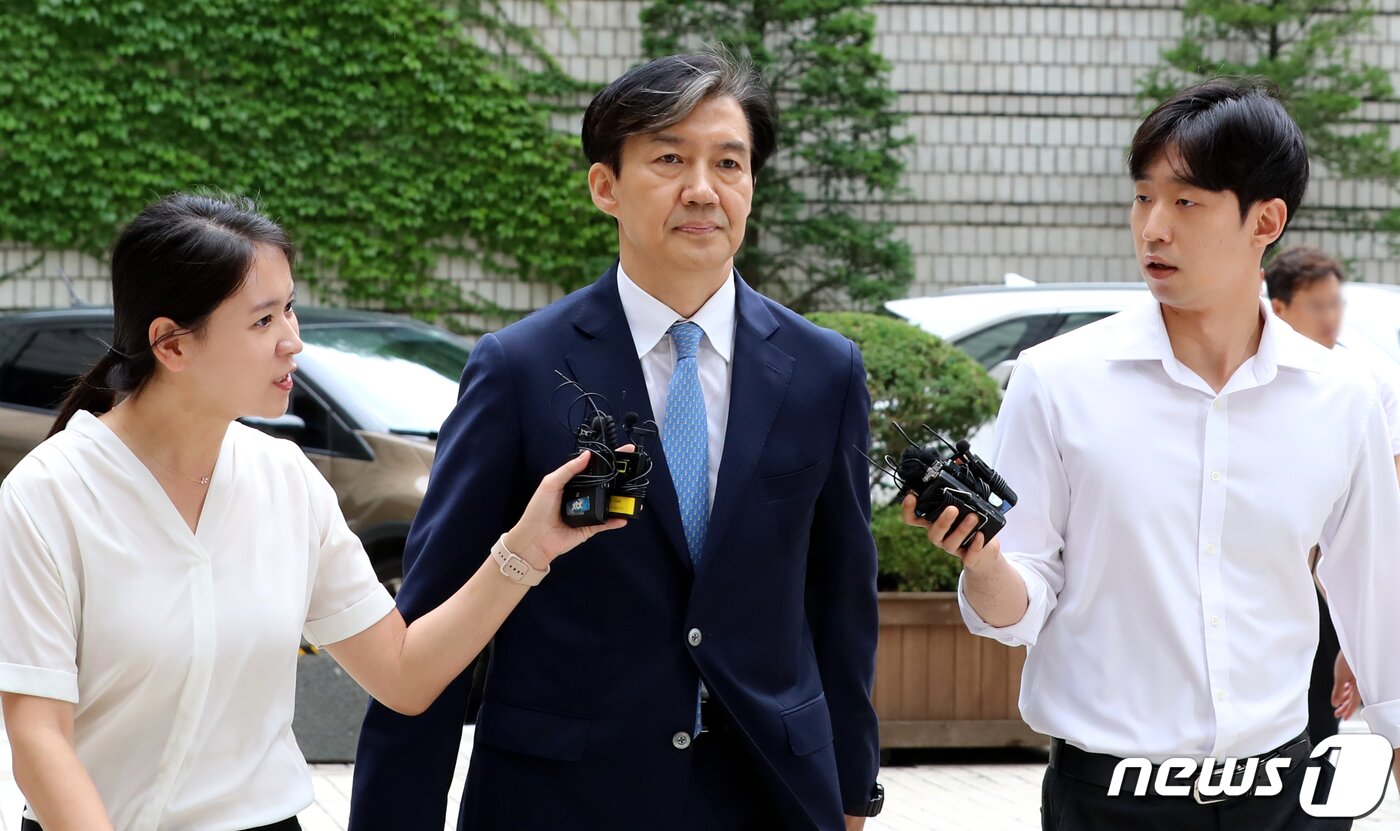 본문 이미지 - 자녀 입시비리 및 청와대 감찰 무마 혐의로 1심에서 징역 2년을 선고받은 조국 전 법무부 장관이 17일 오후 서울 서초구 서울고등법원에서 열린 첫 항소심에 출석하고 있다. 2023.7.17/뉴스1 ⓒ News1 장수영 기자