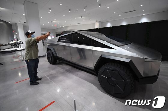  LA 테슬라 전시장에서 한 고객이 사이버트럭의 모습을 카메라에 담고 있다. © AFP=뉴스1 © News1 박형기 기자