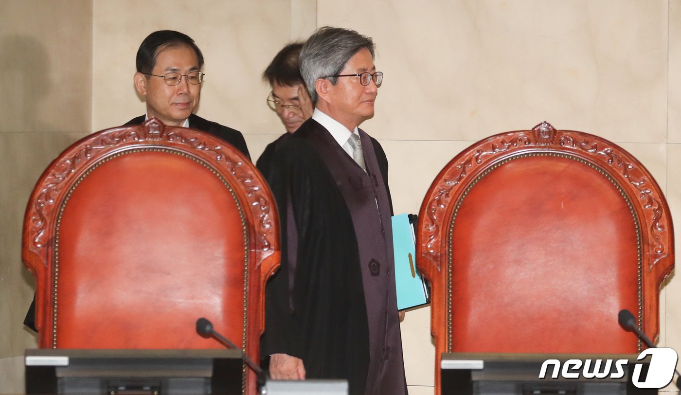 본문 이미지 - 김명수 대법원장이 17일 서울 서초구 대법원 대법정에서 열린 전원 합의체 선고를 위해 자리로 향하고 있다. 2023.7.17/뉴스1 ⓒ News1 허경 기자