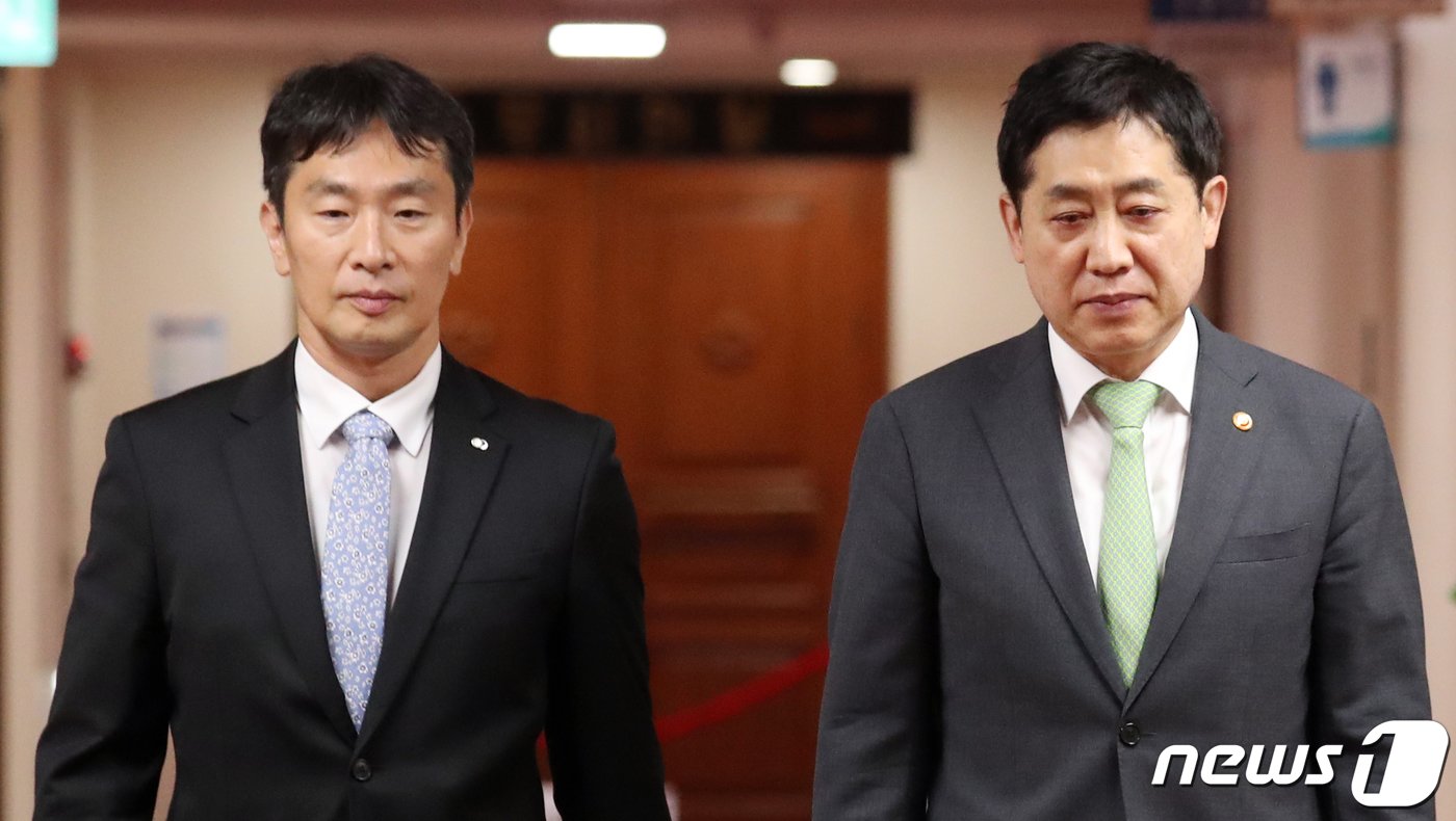 본문 이미지 - 김주현 금융위원장과 이복현 금융감독원장이 17일 오후 서울 종로구 세종대로 정부서울청사에서 열린 제8차 금융규제혁신회의에 참석하고 있다. 2023.7.17/뉴스1 ⓒ News1 김명섭 기자