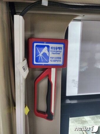 본문 이미지 - 시내 버스 내부에 비치된 비상 탈출 망치. 사용법이 구체적으로 적혀 있지 않았다./뉴스1 ⓒ News1 서상혁 기자