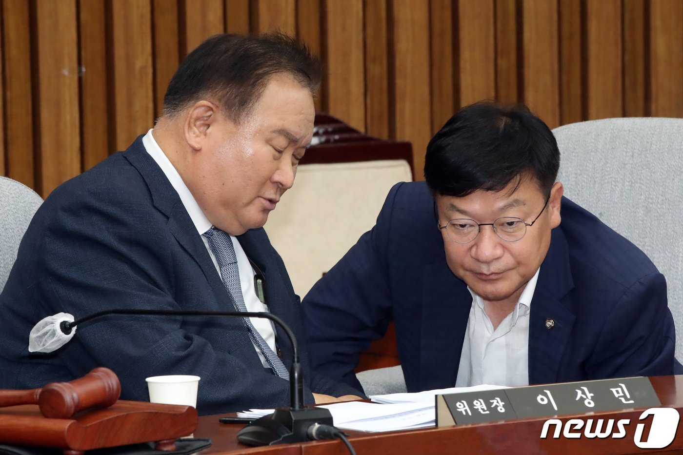 본문 이미지 - 이상민 국회 인사청문특위 위원장과 정점식 국민의힘 의원이 17일 오후 서울 여의도 국회에서 열린 대법관 임명동의에 관한 인사청문특별위원회 전체회의에서 대화를 나누고 있다. 이날 인청특위는 서경환 대법관 후보자에 대한 인사청문경과보고서를 여야 합의로 채택했다. 다만 권영준 후보자에 대한 보고서는 채택을 보류, 오는 18일 재논의 한다. 2023.7.17/뉴스1 ⓒ News1 황기선 기자