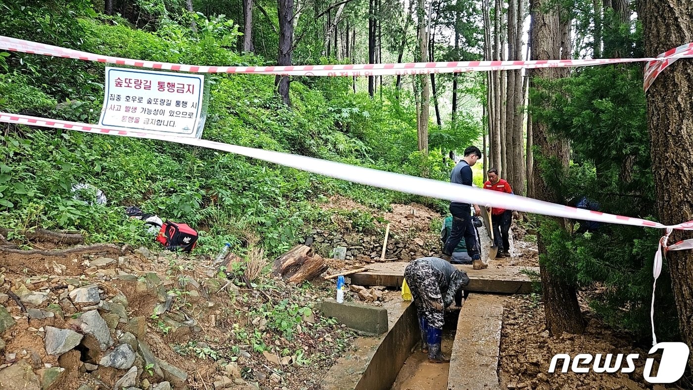 17일 오후 부산 서구 동대신동 북산경로당 위 숲또랑길 등산로에 사면 붕괴가 발생해 복구 작업을 하고 있다.2023.7.17/뉴스1 박상아 수습기자