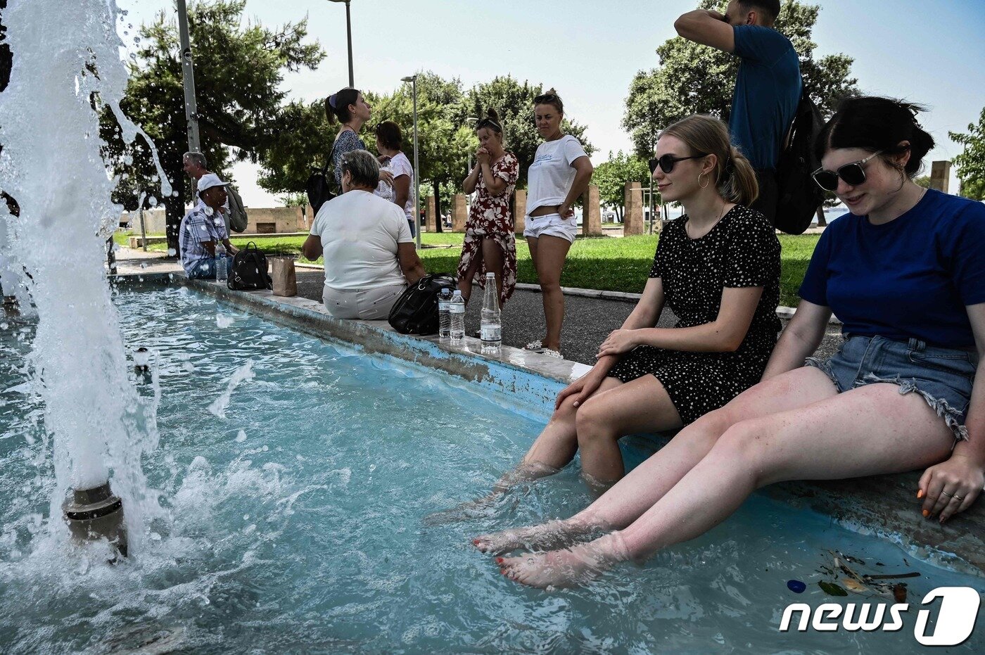 본문 이미지 - 14일(현지시간) 그리스 테살로니키의 한 분수대에서 시민들이 더위를 식히고 있다. 전문가들은 그리스 북부와 서부에서 최고 기온이 섭씨 40도를 넘을 것으로 전망했다. 23.07.14 ⓒ AFP=뉴스1 ⓒ News1 김예슬 기자