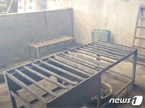 본문 이미지 -  동물구조119 회원들이 촬영한 충북 음성군 삼성면 덕성리 개 사육장 도축 시설 모습.(동물구조119 동영상 캡처)2023.7.18/뉴스1