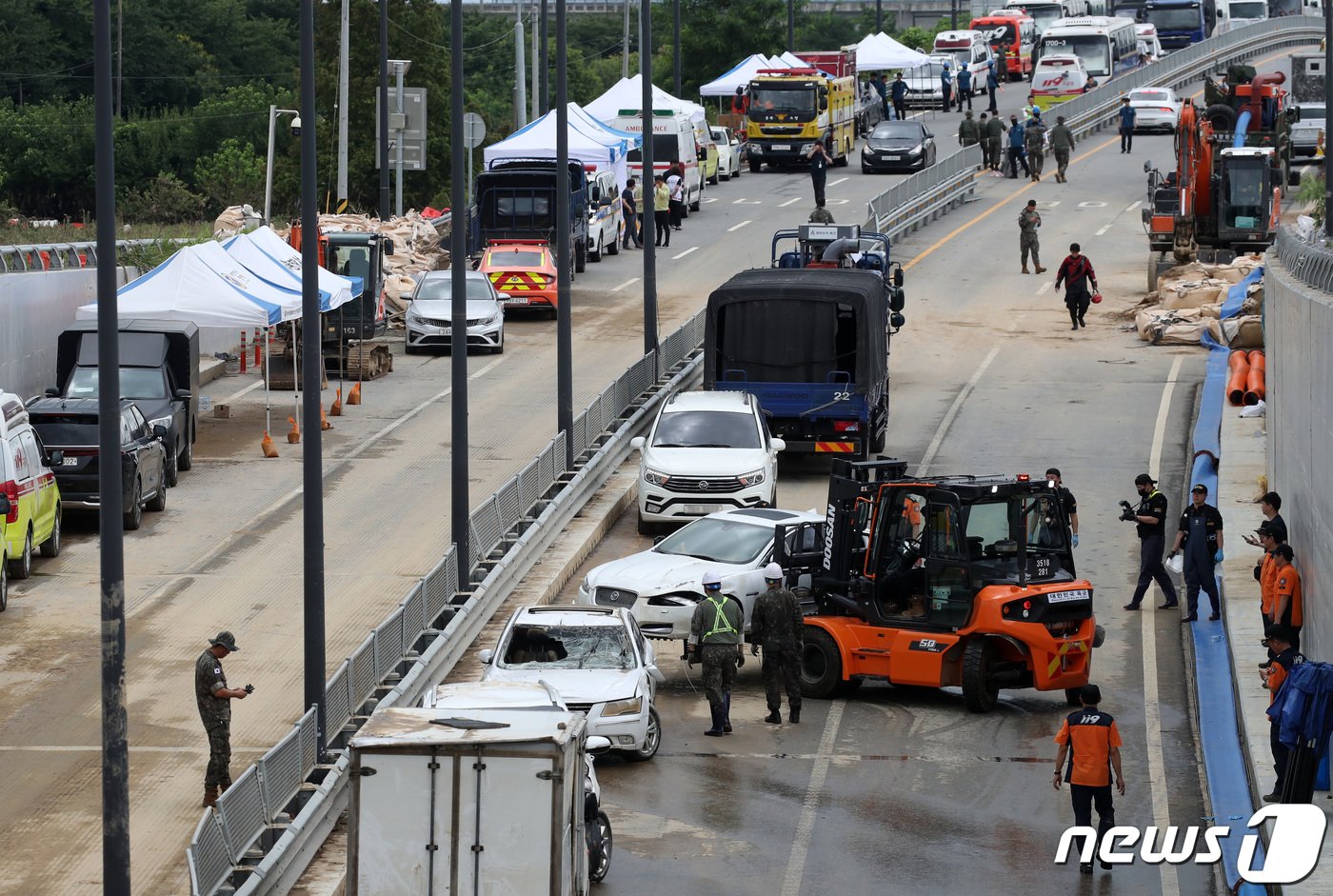 본문 이미지 - 17일 오후 미호천 제방 유실로 침수된 충북 청주시 흥덕구 오송읍 궁평2지하차도에서 소방대원과 군 장병들이 침수차량을 밖으로 꺼내고 있다. 2023.7.17/뉴스1 ⓒ News1 구윤성 기자
