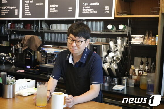 바리스타로 근무 중인 유재석씨는 직접 만든 음료를 손님에게 건내고 있다.2023.7.17/뉴스1 © News1 김지혜 기자