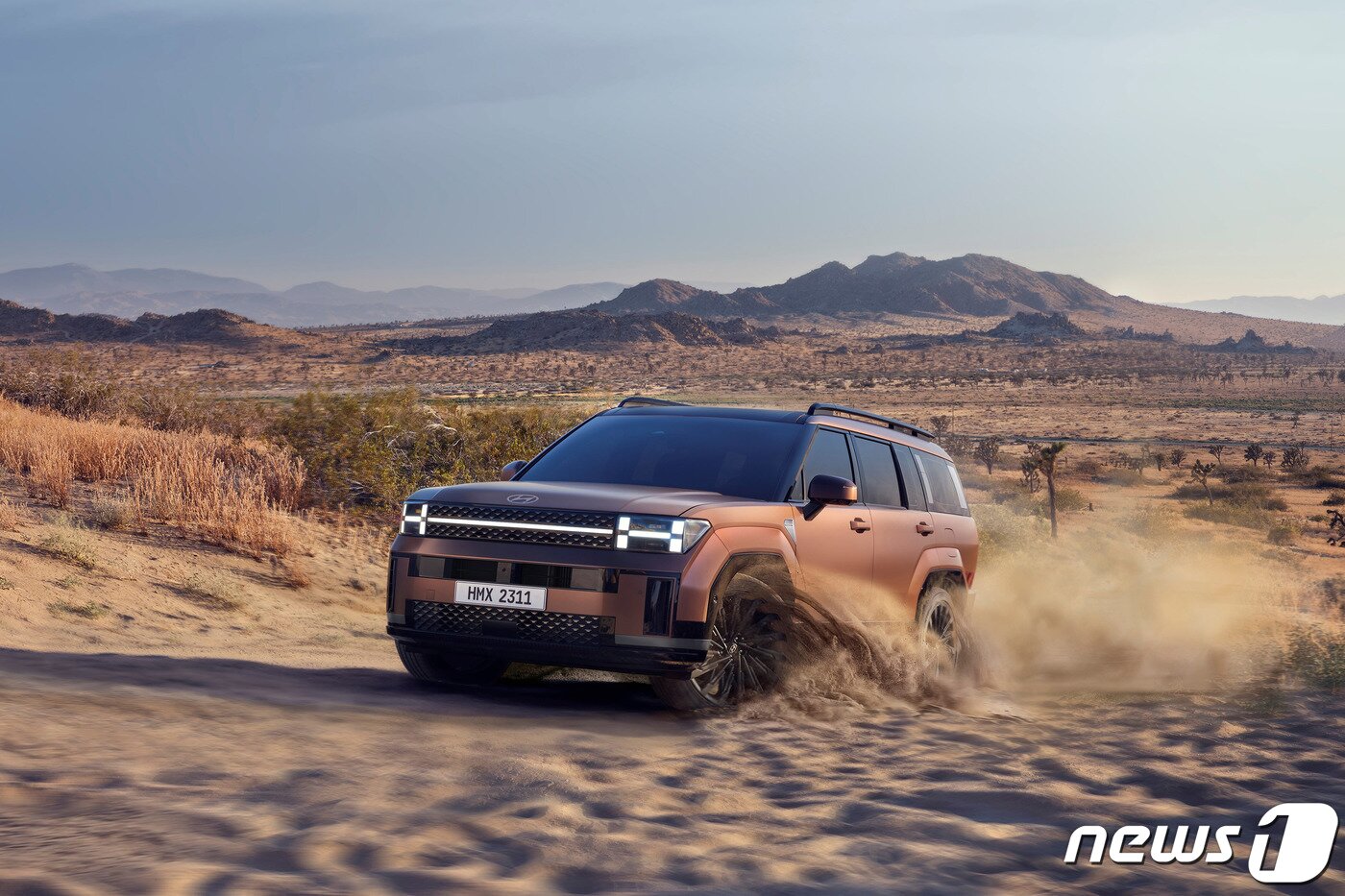 본문 이미지 - 현대자동차가 18일 대표 중형 SUV인 ‘디 올 뉴 싼타페(The all-new SANTA FE, 이하 신형 싼타페)’의 디자인을 처음으로 공개했다.(현대자동차 제공)2023.7.18/뉴스1