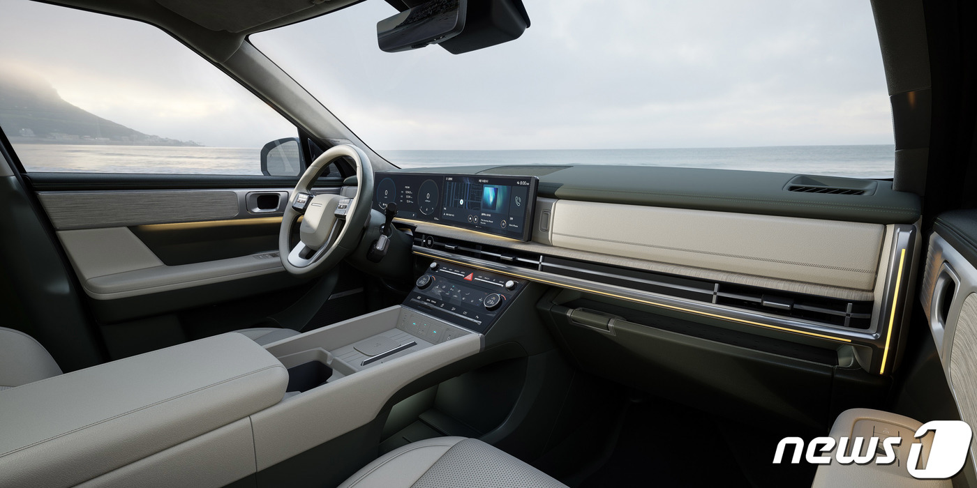 (서울=뉴스1) = 현대자동차가 18일 대표 중형 SUV인 ‘디 올 뉴 싼타페(The all-new SANTA FE, 이하 신형 싼타페)’의 디자인을 처음으로 공개했다.이번에 공개 …