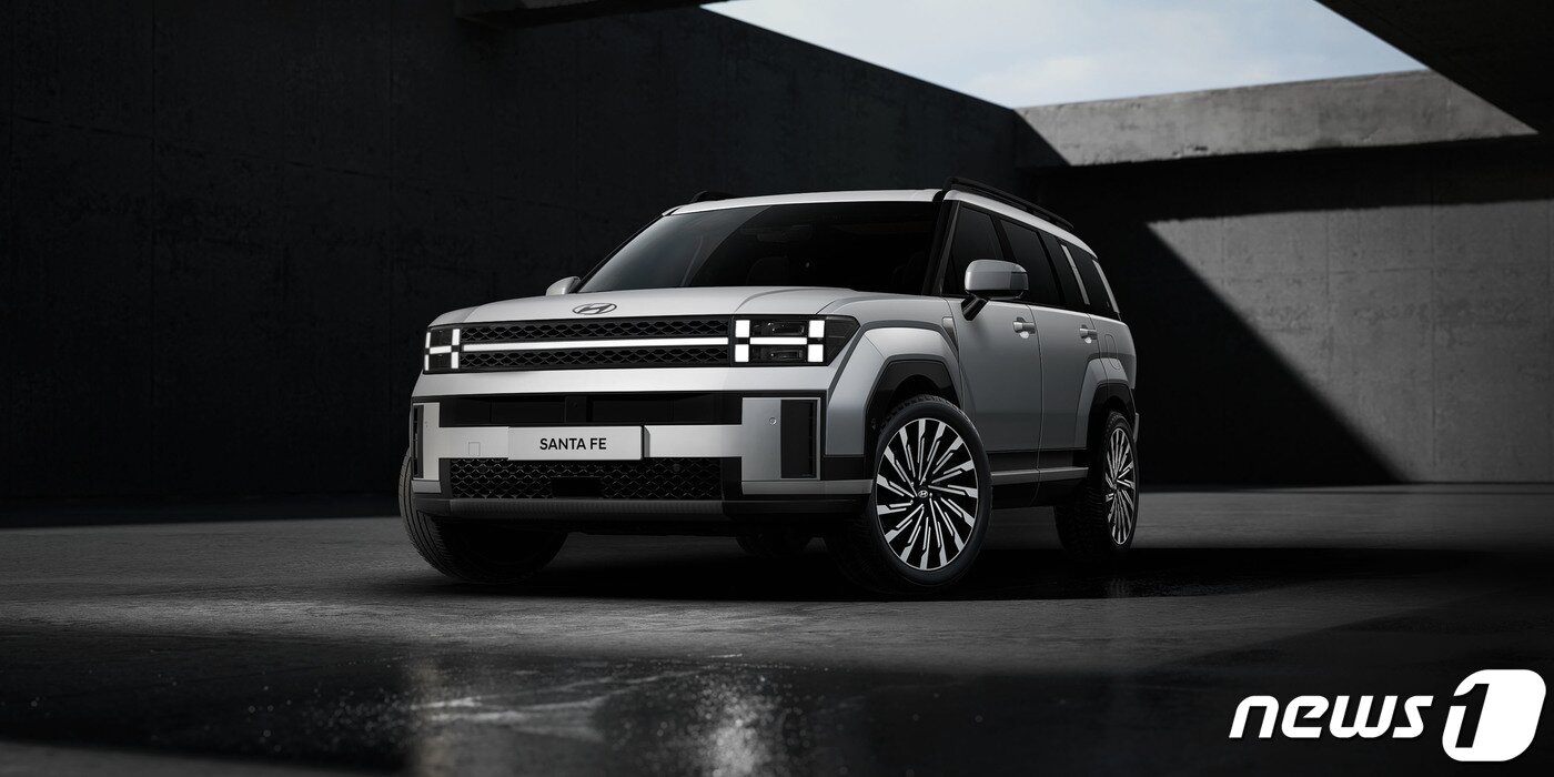 본문 이미지 - 현대자동차가 18일 대표 중형 SUV인 ‘디 올 뉴 싼타페.(현대자동차 제공)2023.7.18/뉴스1