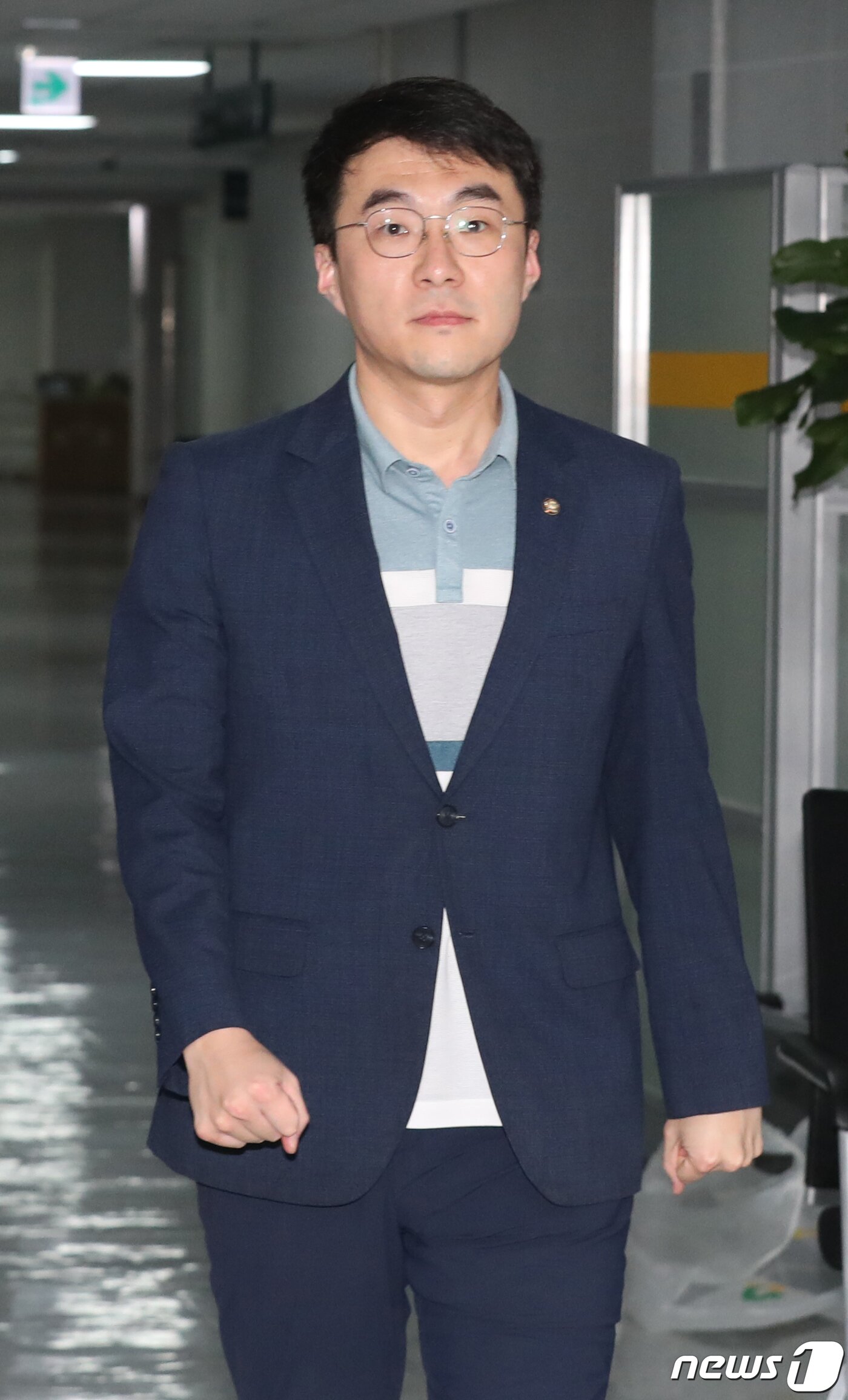 본문 이미지 - 김남국 무소속 의원이 18일 오전 서울 여의도 국회 의원회관으로 출근하고 있다. 2023.7.18/뉴스1 ⓒ News1 송원영 기자