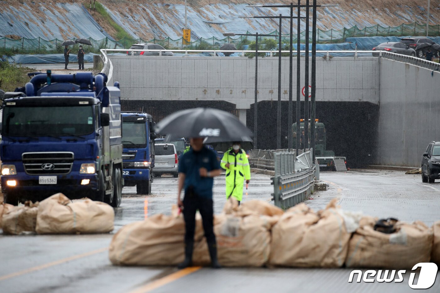 본문 이미지 - 18일 충북 청주시 흥덕구 오송읍 궁평2지하차도에서 경찰이 교통을 통제하고 있다. 2023.7.18/뉴스1 ⓒ News1 구윤성 기자