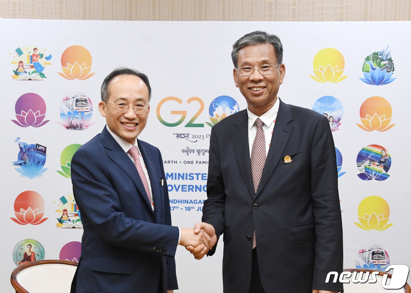 본문 이미지 - G20 재무장관 중앙은행총재 회의 참석차 인도 간디나가르를 방문중인 추경호 경제부총리 겸 기획재정부 장관이 17일(현지시간) 마하트마 만디르 컨벤션센터(MMCC)에서 류 쿤 중국 재무장관과 양자회담에 앞서 악수하고 있다. (기획재정부 제공) 2023.7.18/뉴스1