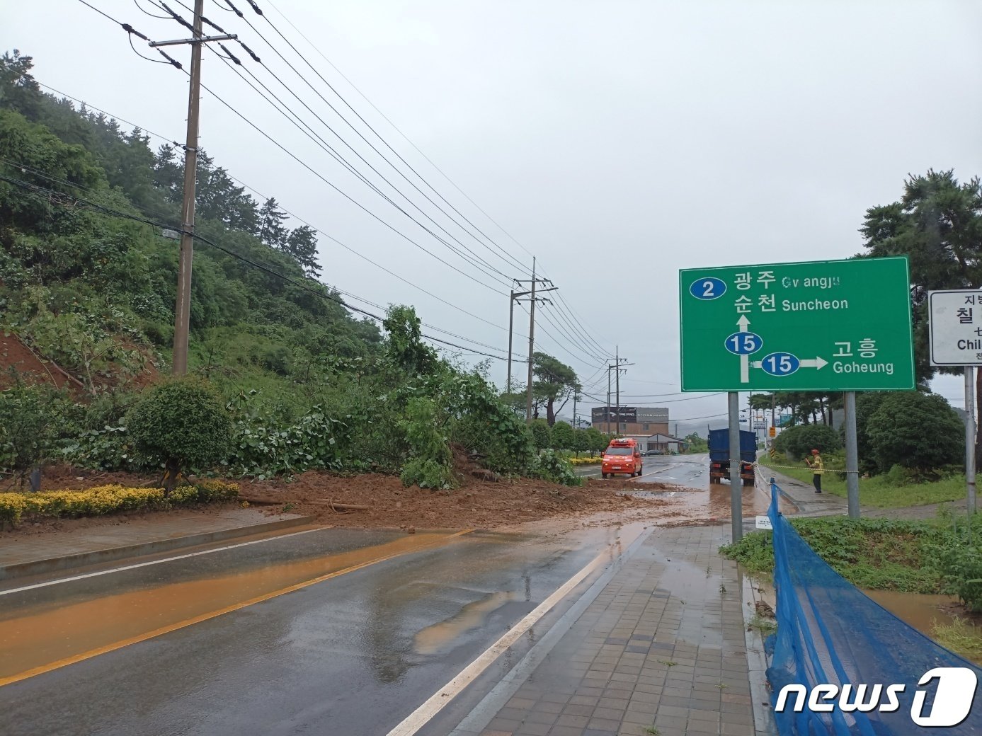 18일 오전 8시35분쯤 전남 보성군 벌교읍 벌교리의 도로에 토사가 유출돼 소방당국이 현장 안전조치를 진행하고 있다.&#40;전남소방본부 제공&#41; 2023.7.18/뉴스1