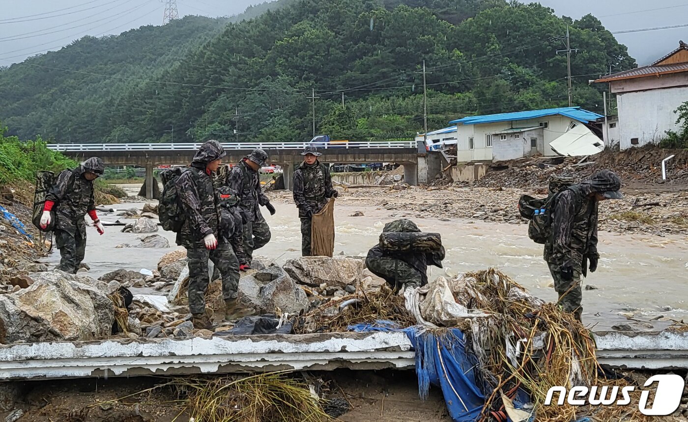본문 이미지 - 2023년 7월 해병대신속기동부대 대원들이 집중호우로 실종자가 발생한 경북 예천군 감천면 벌방리 하천에 투입돼 실종자 수색을 하고 있다. 2023.7.18/뉴스1 ⓒ News1 최창호 기자&#40;해병대1사단제공&#41;