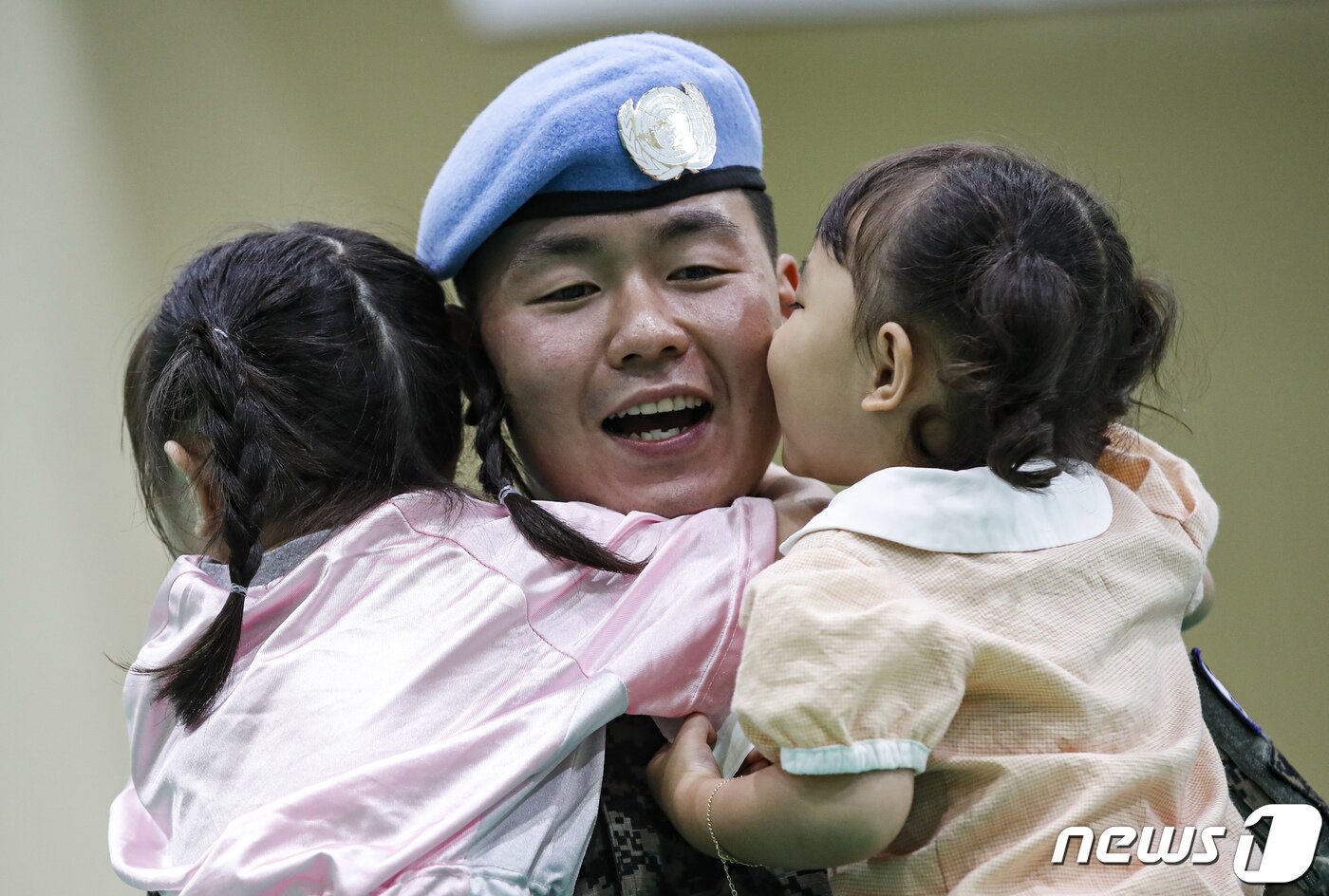 본문 이미지 - 18일 인천 계양구 국제평화지원단에서 열린 남수단재건지원단(한빛부대) 17진 환송식에서 단원들이 가족들의 인사를 받고 있다. 2023.7.18/뉴스1 ⓒ News1 김도우 기자