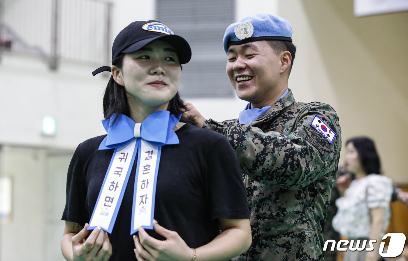 본문 이미지 - 18일 인천 계양구 국제평화지원단에서 열린 남수단재건지원단(한빛부대) 17진 환송식에서 단원들이 가족들의 인사를 받고 있다. 2023.7.18/뉴스1 ⓒ News1 김도우 기자
