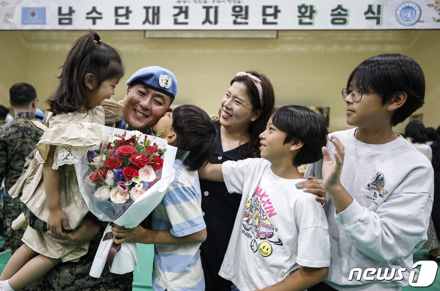 본문 이미지 - 18일 인천 계양구 국제평화지원단에서 열린 남수단재건지원단(한빛부대) 17진 환송식에서 단원들이 가족들의 인사를 받고 있다. 2023.7.18/뉴스1 ⓒ News1 김도우 기자