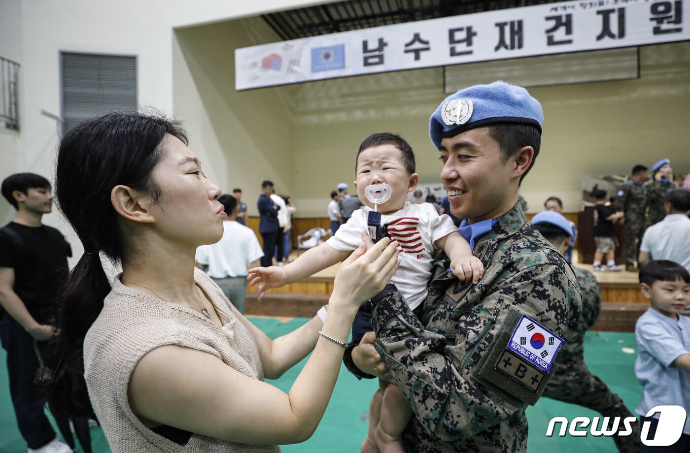 본문 이미지 - 18일 인천 계양구 국제평화지원단에서 열린 남수단재건지원단(한빛부대) 17진 환송식에서 단원들이 가족들의 인사를 받고 있다. 2023.7.18/뉴스1 ⓒ News1 김도우 기자
