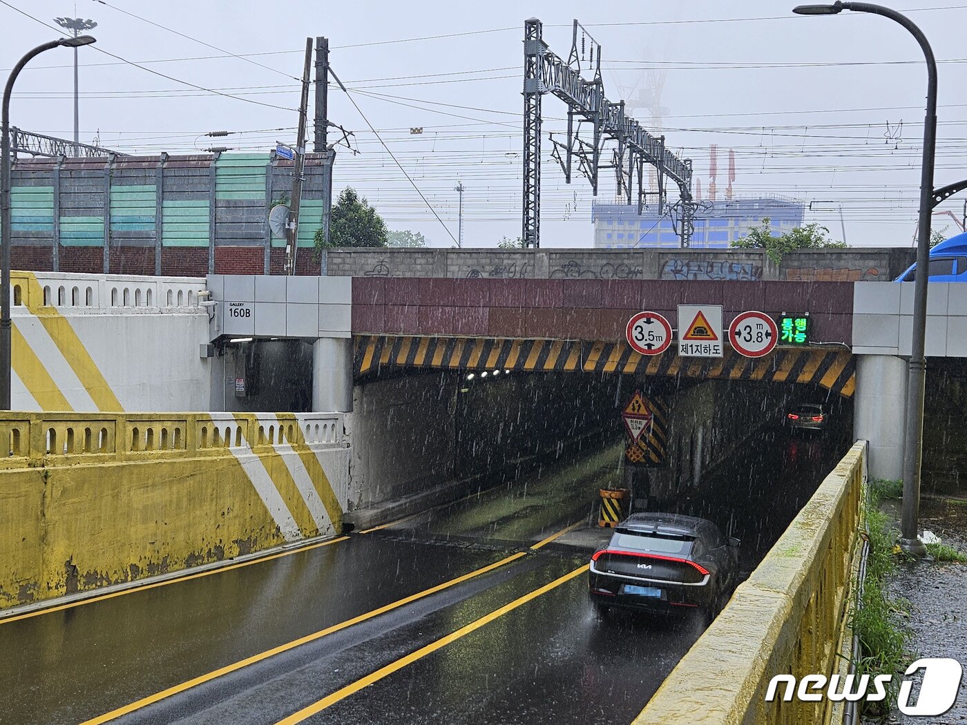 본문 이미지 - 18일 낮 12시37분께 부산에 많은 비가 내리는 가운데 동구 초량동 초량1지하차도로 한 차량이 진입하고 있다. 2023.07.18/뉴스1 ⓒ News1  박상아 수습기자