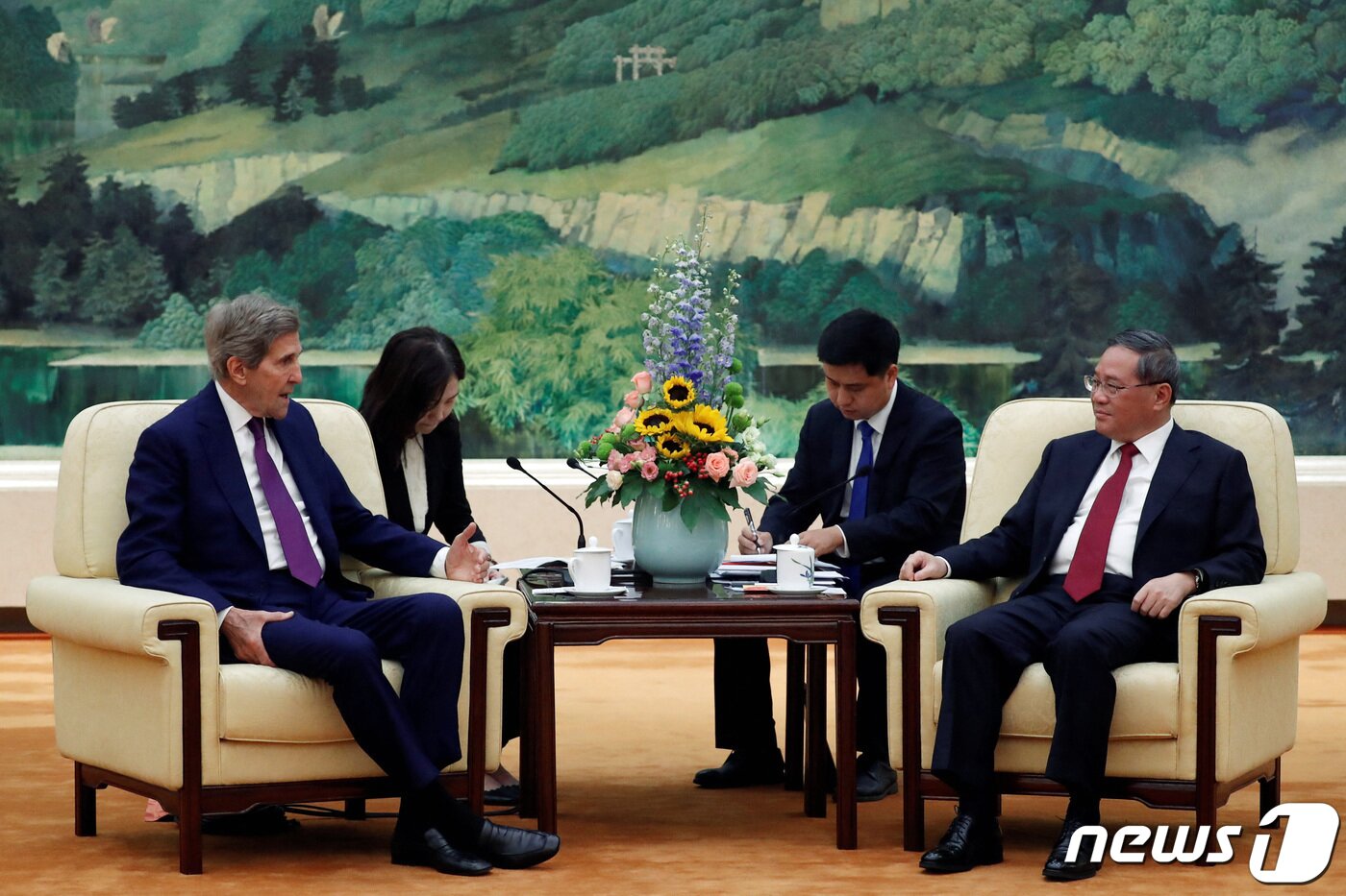 본문 이미지 - 18일(현지시간) 중국 베이징에서 존 케리 미국 기후특사(왼쪽)와 리창 중국 국무원 총리가 만나 대화를 나누고 있다. 2023.07.18 ⓒ 로이터=뉴스1 ⓒ News1 정지윤 기자