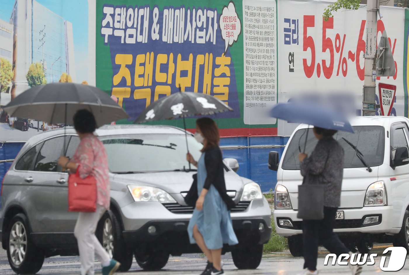 &lt;자료 사진&gt; 경기 수원시의 한 은행에 주택담보대출 관련 현수막이 걸려 있다. 2023.7.18/뉴스1 ⓒ News1 김영운 기자