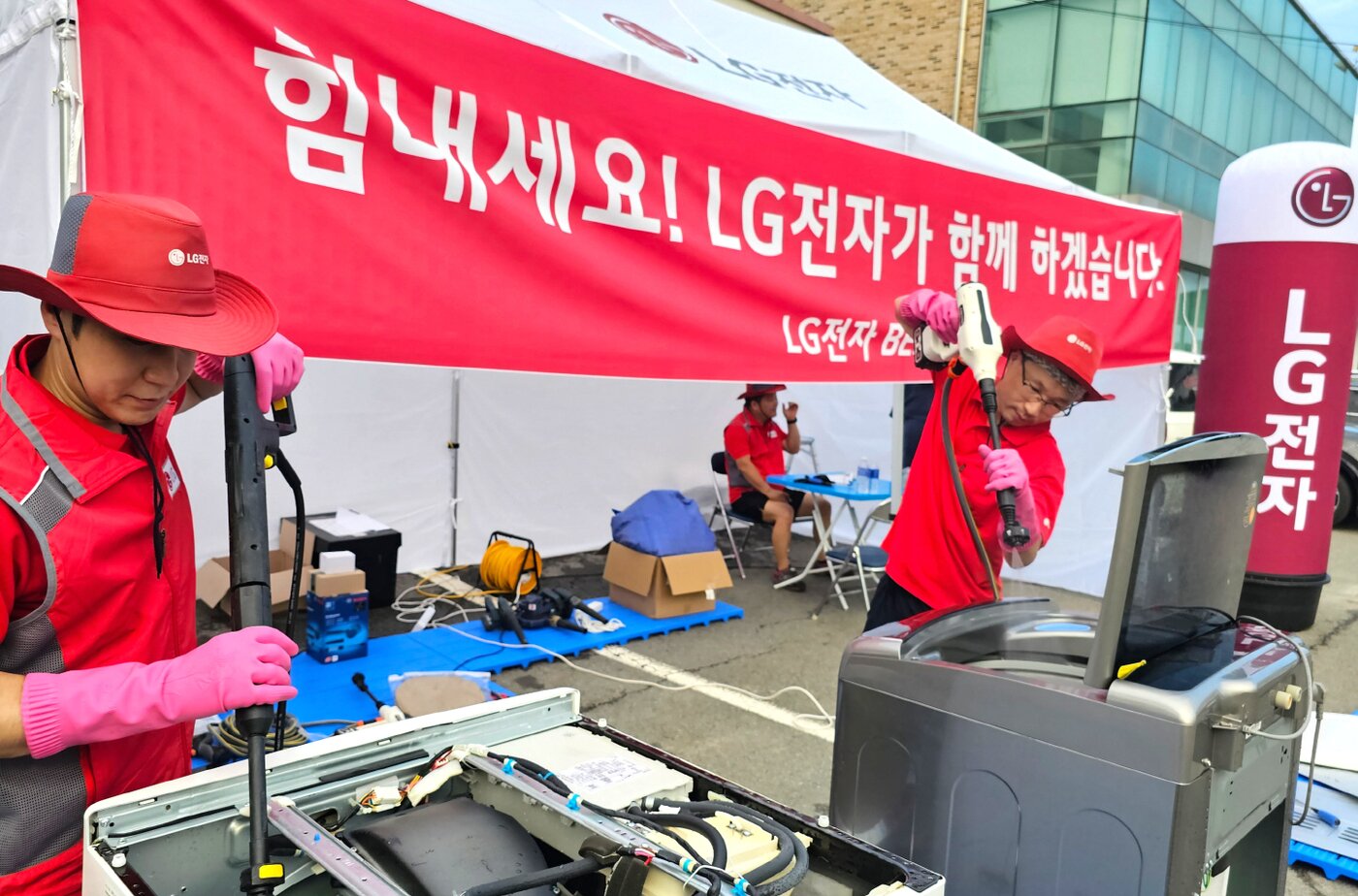 본문 이미지 - LG전자 서비스 매니저들이 지난 16일 충북 청주시 흥덕구 오송읍 행복복지센터에 수해 서비스 거점을 마련해 복구 활동을 시작했다. (LG전자 제공)
